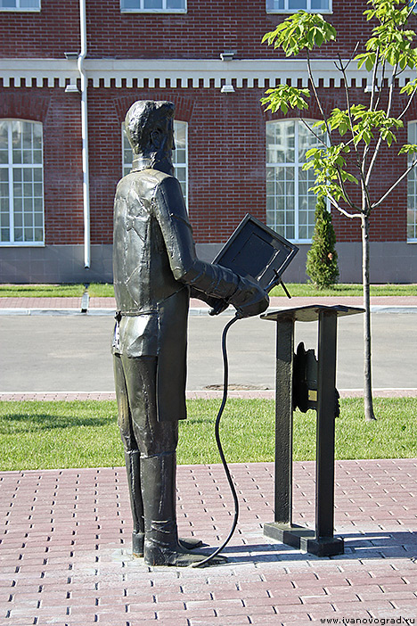 Памятник Бенардосу в Иваново