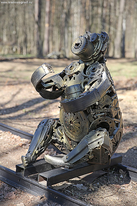 Скульптура медвежонка